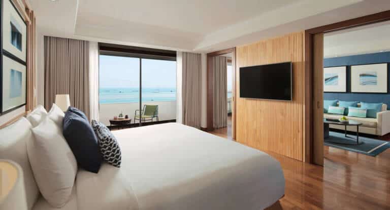 avani_pattya_resort_guest_room_avani_two_bed_bedroom_suite_bedroom_sea_view_2_1920x1037