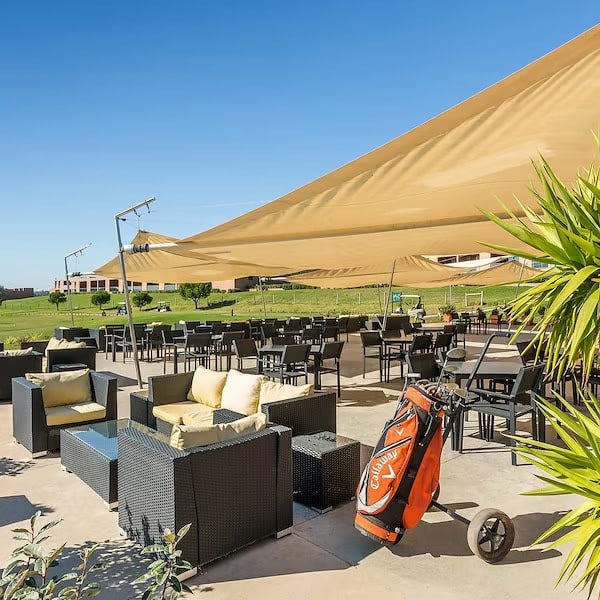 nau-morgado-golf-country-club-lobby-bar-and-trerace